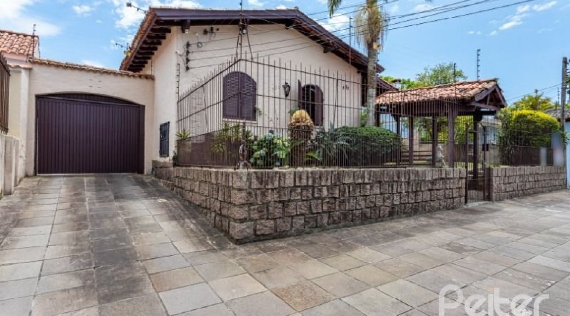 Casa à venda com 361m², 4 dormitórios, 1 suíte, 3 vagas, no bairro Vila Assunção em Porto Alegre