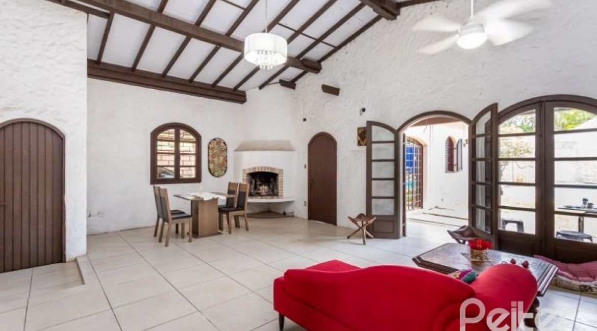 Casa à venda com 361m², 4 dormitórios, 1 suíte, 3 vagas, no bairro Vila Assunção em Porto Alegre