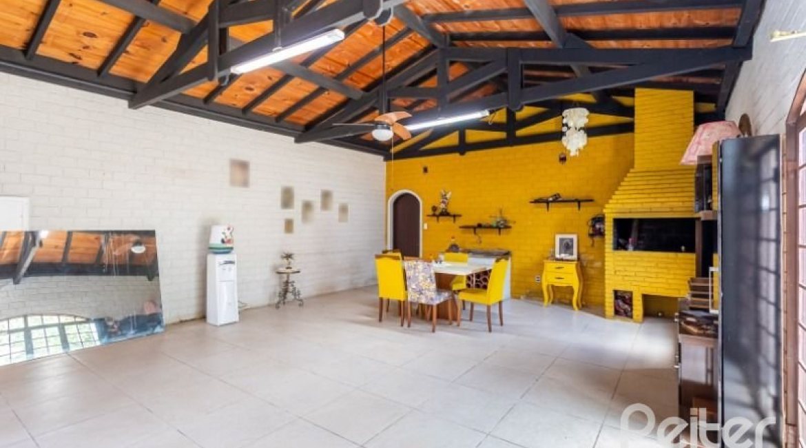 Casa à venda com 361m², 4 dormitórios, 1 suíte, 3 vagas, no bairro Vila Assunção em Porto Alegre