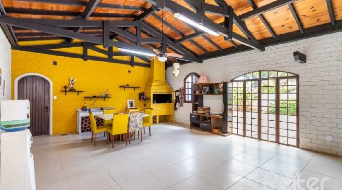 Casa à venda com 361m², 4 dormitórios, 1 suíte, 3 vagas, no bairro Vila Assunção em Porto Alegre