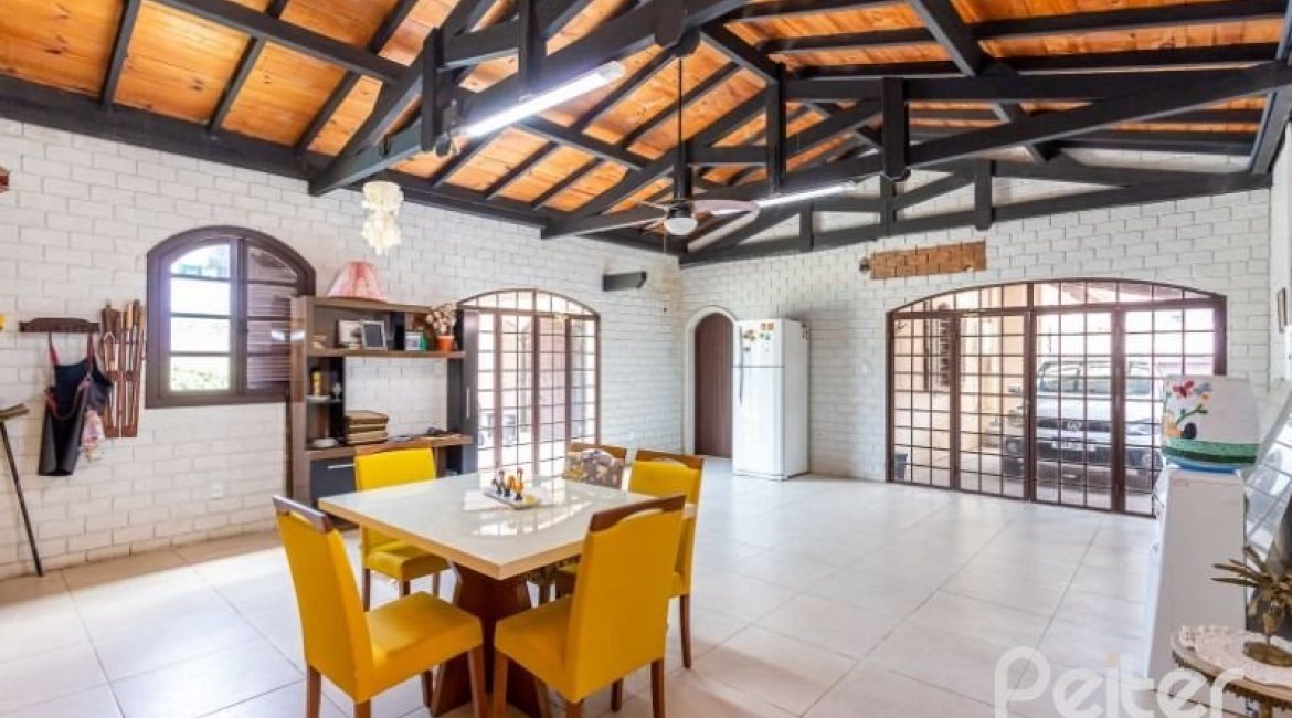 Casa à venda com 361m², 4 dormitórios, 1 suíte, 3 vagas, no bairro Vila Assunção em Porto Alegre