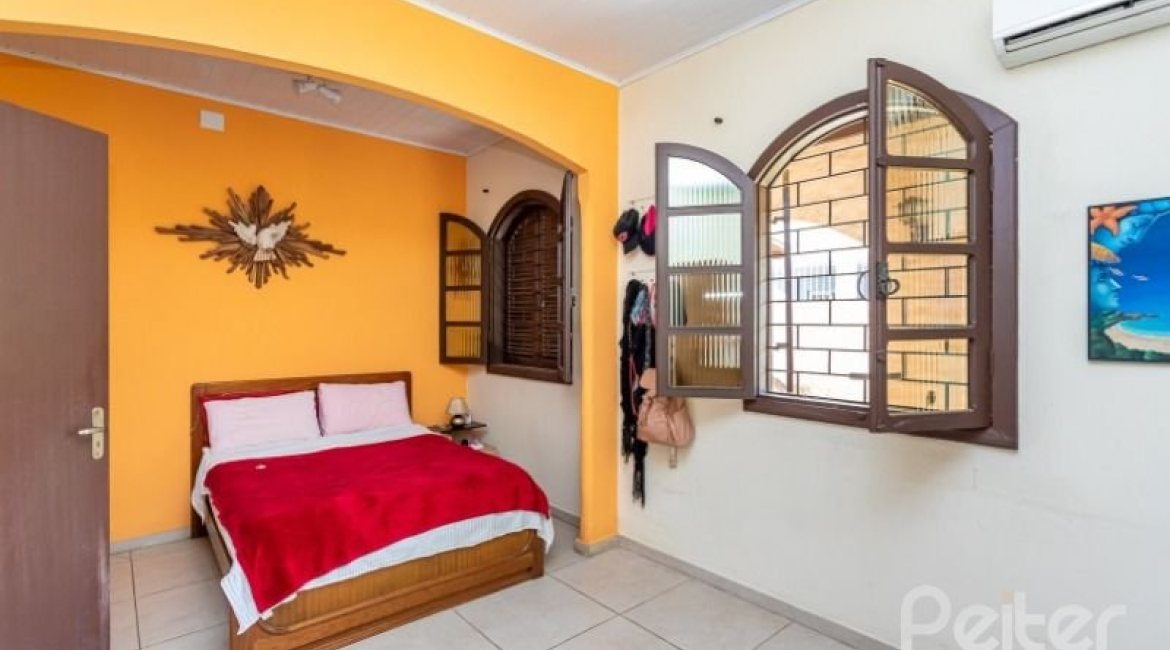 Casa à venda com 361m², 4 dormitórios, 1 suíte, 3 vagas, no bairro Vila Assunção em Porto Alegre