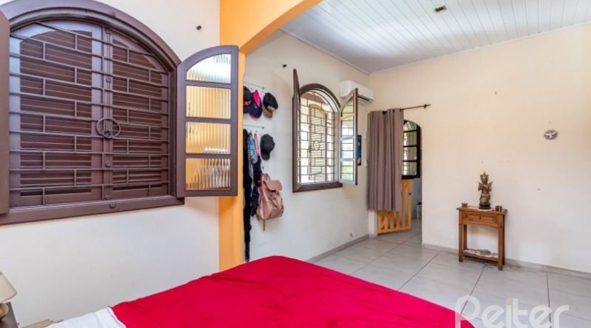 Casa à venda com 361m², 4 dormitórios, 1 suíte, 3 vagas, no bairro Vila Assunção em Porto Alegre