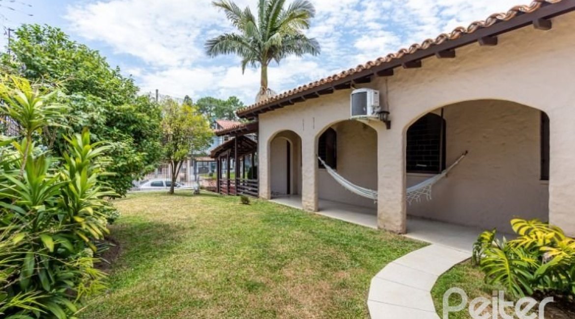 Casa à venda com 361m², 4 dormitórios, 1 suíte, 3 vagas, no bairro Vila Assunção em Porto Alegre