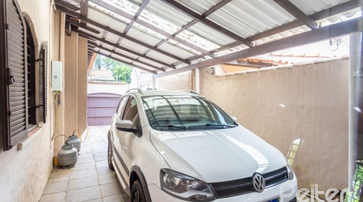 Casa à venda com 361m², 4 dormitórios, 1 suíte, 3 vagas, no bairro Vila Assunção em Porto Alegre