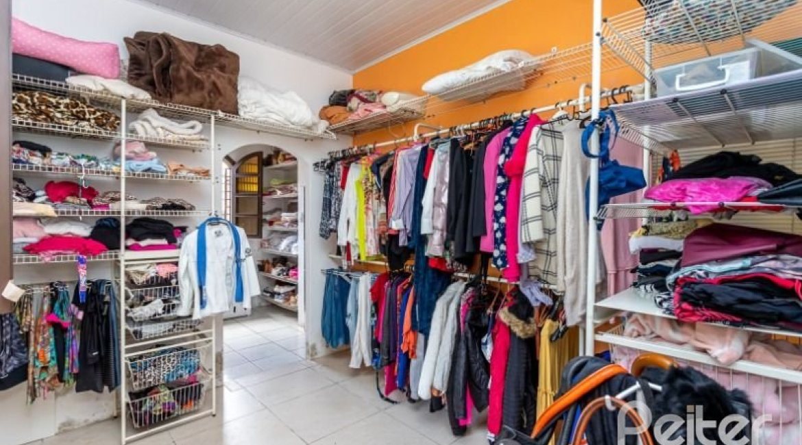 Casa à venda com 361m², 4 dormitórios, 1 suíte, 3 vagas, no bairro Vila Assunção em Porto Alegre