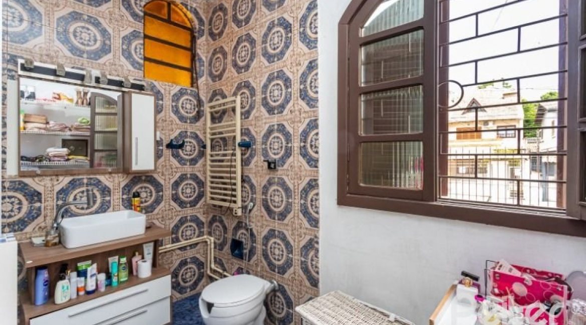 Casa à venda com 361m², 4 dormitórios, 1 suíte, 3 vagas, no bairro Vila Assunção em Porto Alegre