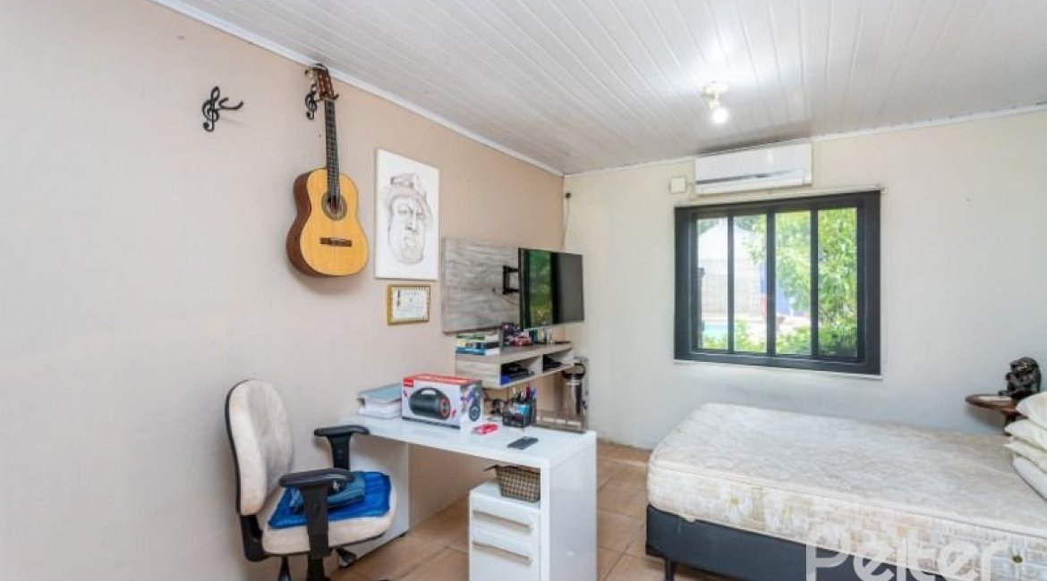 Casa à venda com 361m², 4 dormitórios, 1 suíte, 3 vagas, no bairro Vila Assunção em Porto Alegre