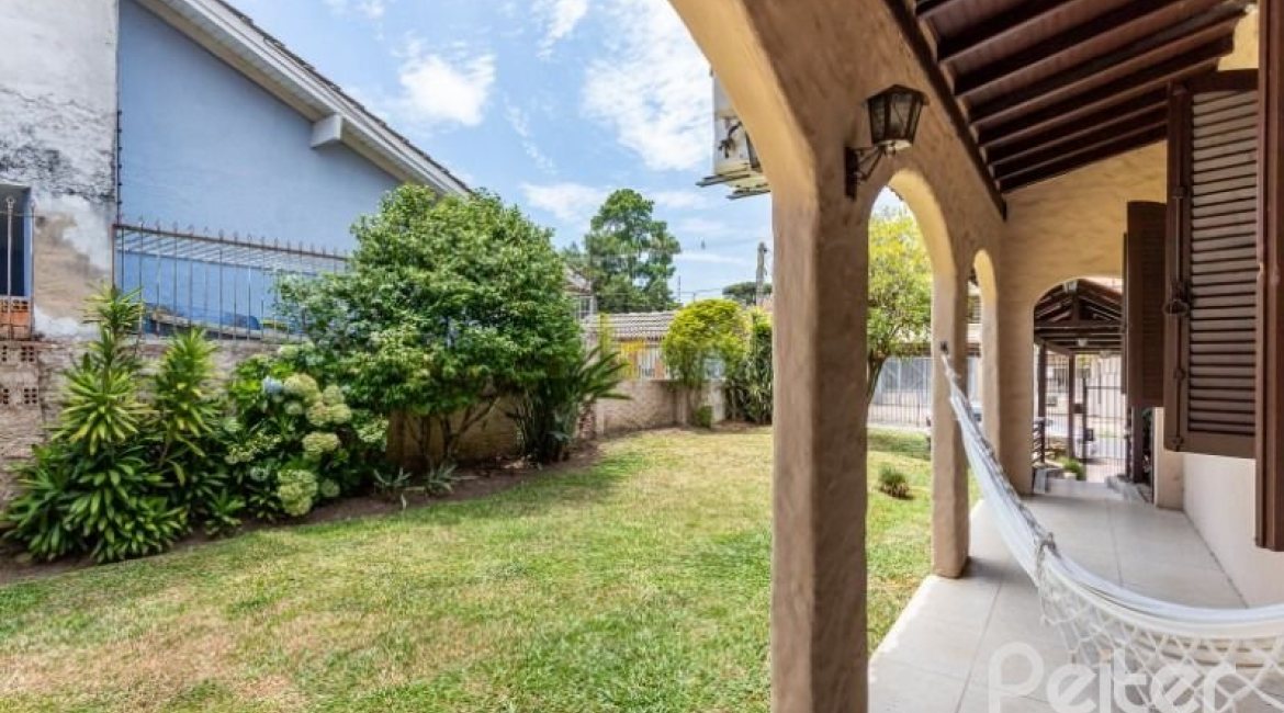 Casa à venda com 361m², 4 dormitórios, 1 suíte, 3 vagas, no bairro Vila Assunção em Porto Alegre