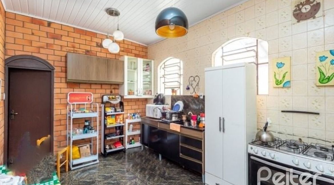 Casa à venda com 361m², 4 dormitórios, 1 suíte, 3 vagas, no bairro Vila Assunção em Porto Alegre