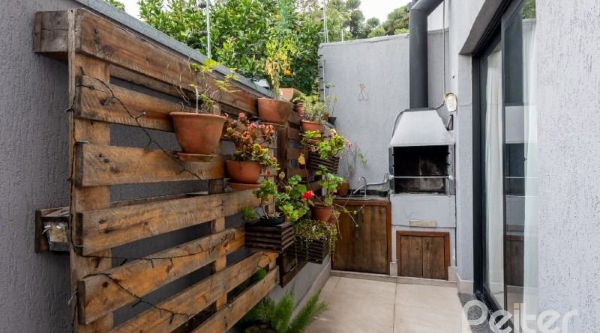 Casa em Condomínio à venda com 211m², 3 dormitórios, 1 suíte, 2 vagas, no bairro Tristeza em Porto Alegre