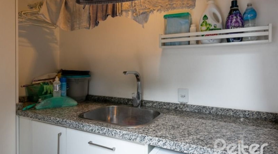 Casa em Condomínio à venda com 211m², 3 dormitórios, 1 suíte, 2 vagas, no bairro Tristeza em Porto Alegre