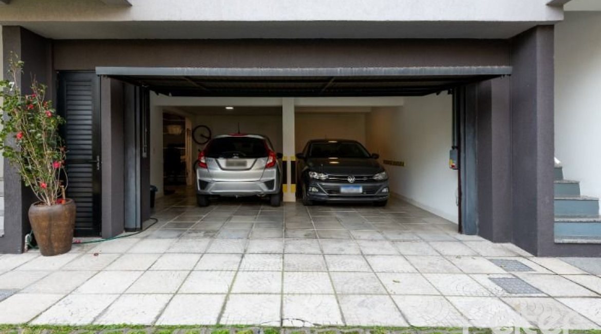 Casa em Condomínio à venda com 211m², 3 dormitórios, 1 suíte, 2 vagas, no bairro Tristeza em Porto Alegre
