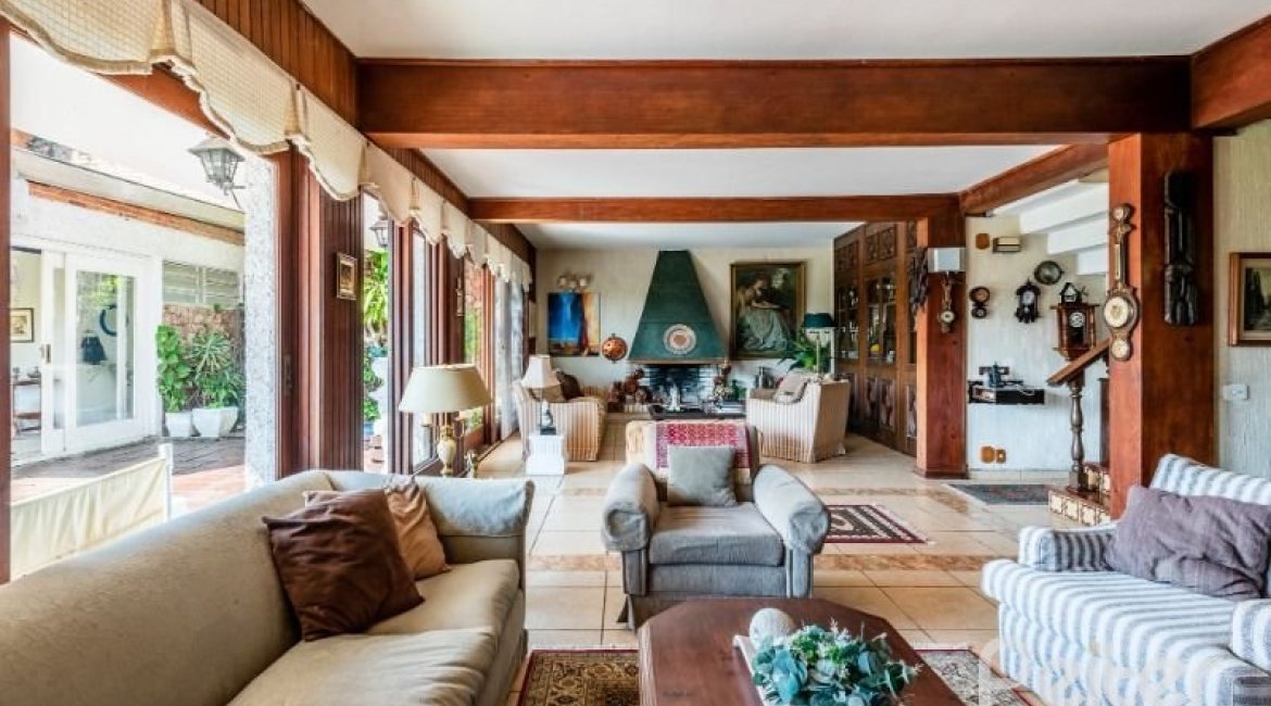 Casa à venda com 365m², 4 dormitórios, 3 suítes, 4 vagas, no bairro Vila Assunção em Porto Alegre