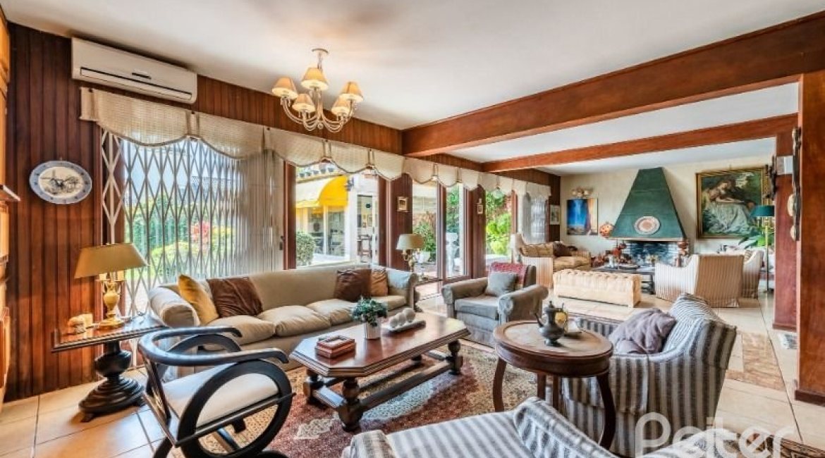 Casa à venda com 365m², 4 dormitórios, 3 suítes, 4 vagas, no bairro Vila Assunção em Porto Alegre