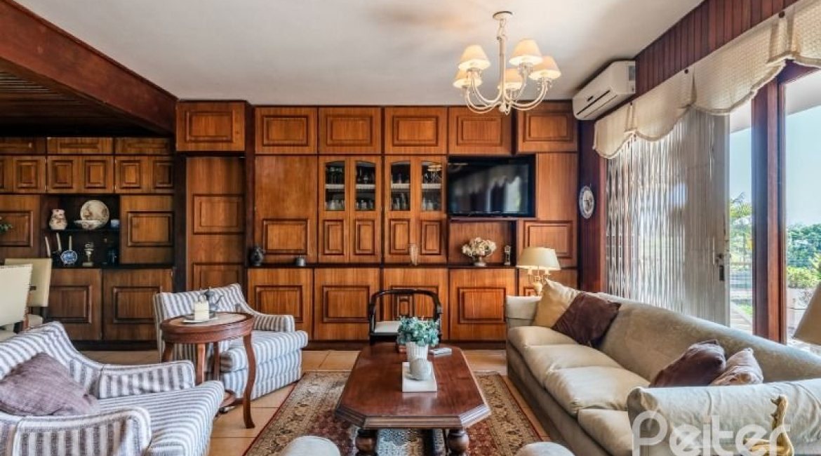Casa à venda com 365m², 4 dormitórios, 3 suítes, 4 vagas, no bairro Vila Assunção em Porto Alegre