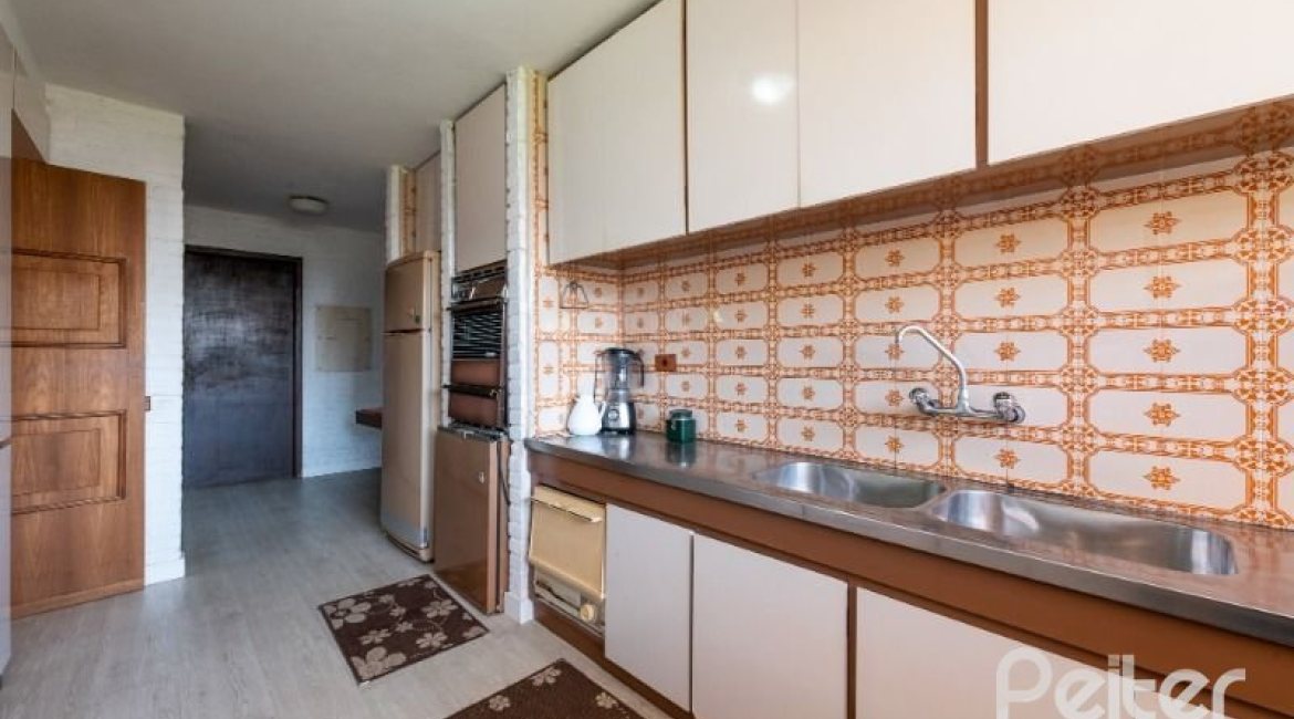 Casa à venda com 365m², 4 dormitórios, 3 suítes, 4 vagas, no bairro Vila Assunção em Porto Alegre