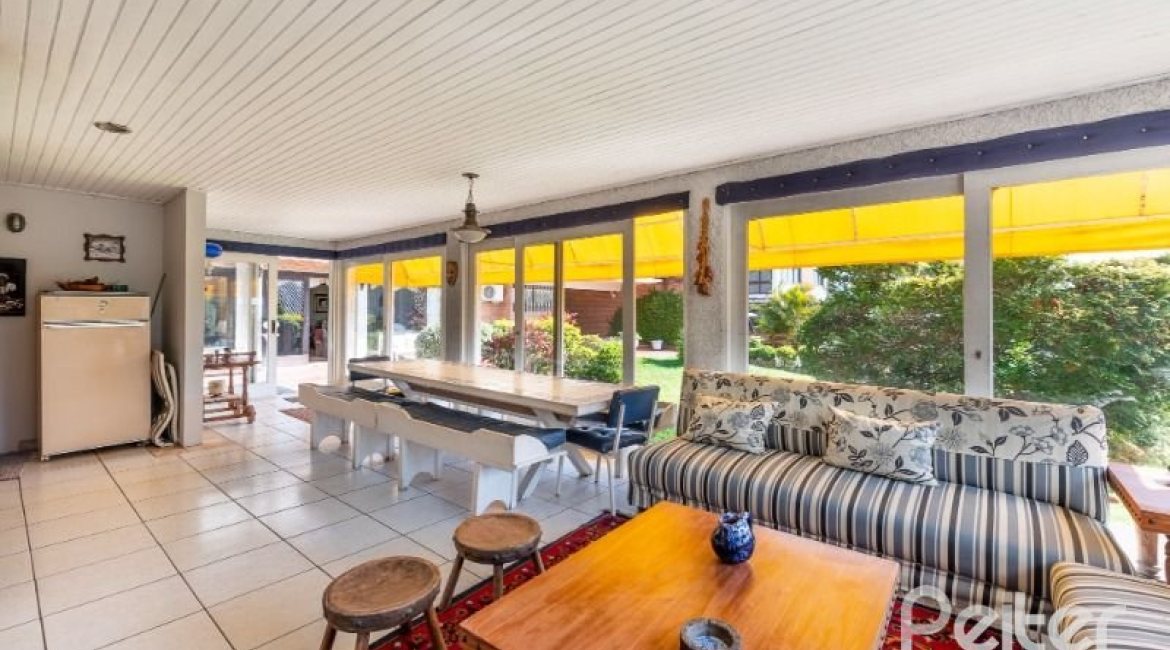 Casa à venda com 365m², 4 dormitórios, 3 suítes, 4 vagas, no bairro Vila Assunção em Porto Alegre