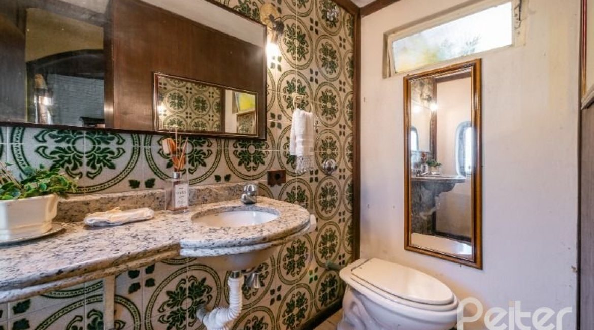 Casa à venda com 365m², 4 dormitórios, 3 suítes, 4 vagas, no bairro Vila Assunção em Porto Alegre