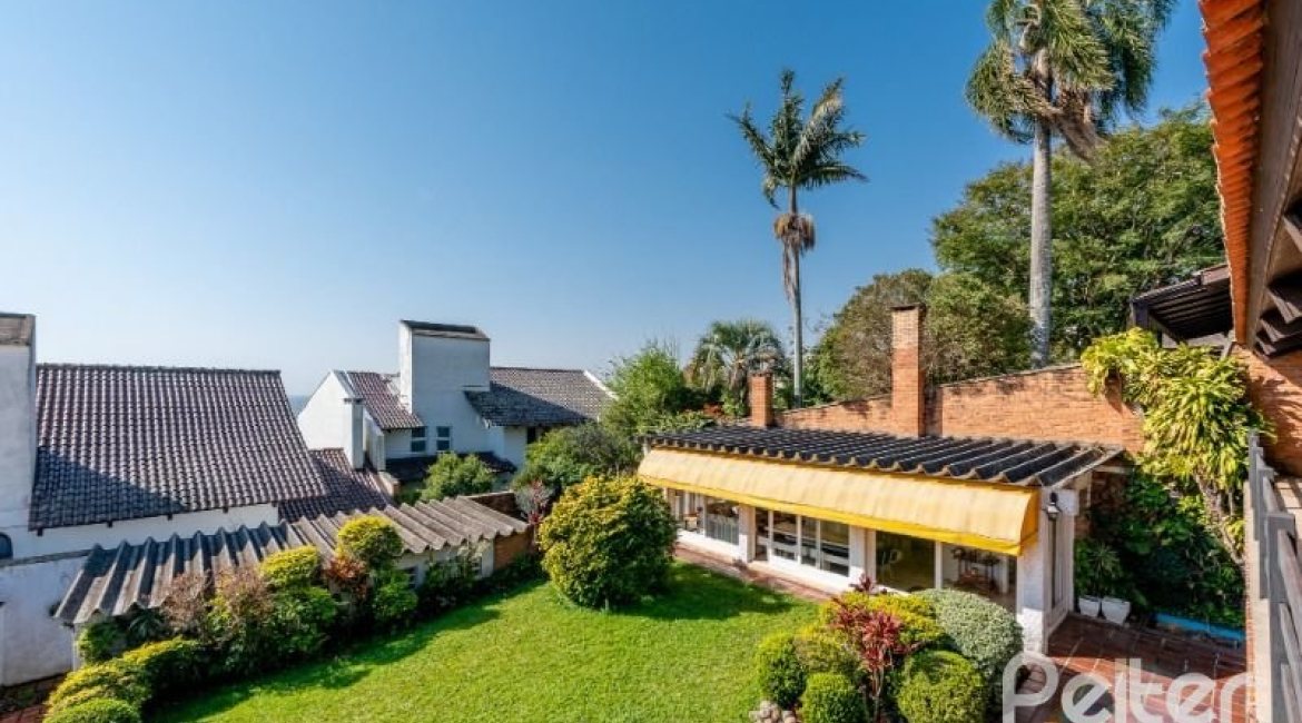 Casa à venda com 365m², 4 dormitórios, 3 suítes, 4 vagas, no bairro Vila Assunção em Porto Alegre
