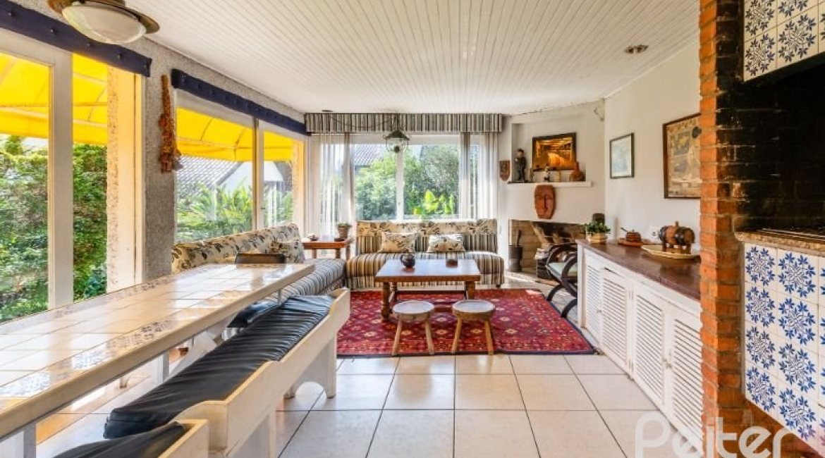 Casa à venda com 365m², 4 dormitórios, 3 suítes, 4 vagas, no bairro Vila Assunção em Porto Alegre