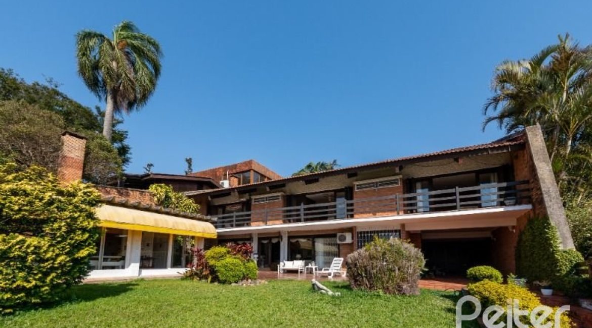 Casa à venda com 365m², 4 dormitórios, 3 suítes, 4 vagas, no bairro Vila Assunção em Porto Alegre