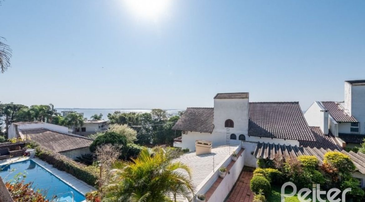 Casa à venda com 365m², 4 dormitórios, 3 suítes, 4 vagas, no bairro Vila Assunção em Porto Alegre