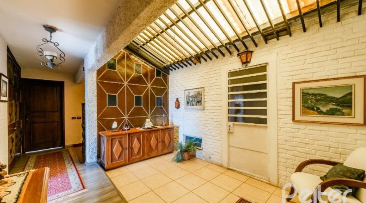 Casa à venda com 365m², 4 dormitórios, 3 suítes, 4 vagas, no bairro Vila Assunção em Porto Alegre