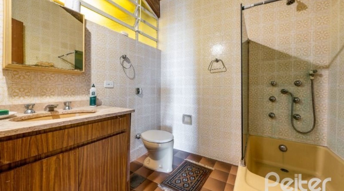 Casa à venda com 365m², 4 dormitórios, 3 suítes, 4 vagas, no bairro Vila Assunção em Porto Alegre