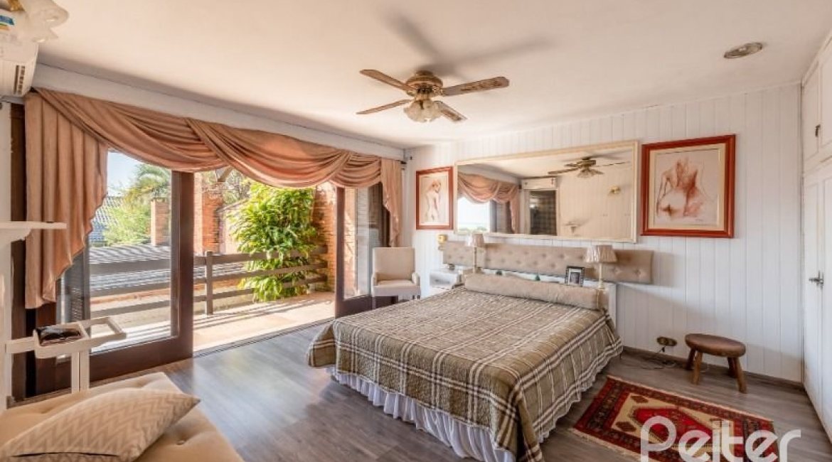 Casa à venda com 365m², 4 dormitórios, 3 suítes, 4 vagas, no bairro Vila Assunção em Porto Alegre