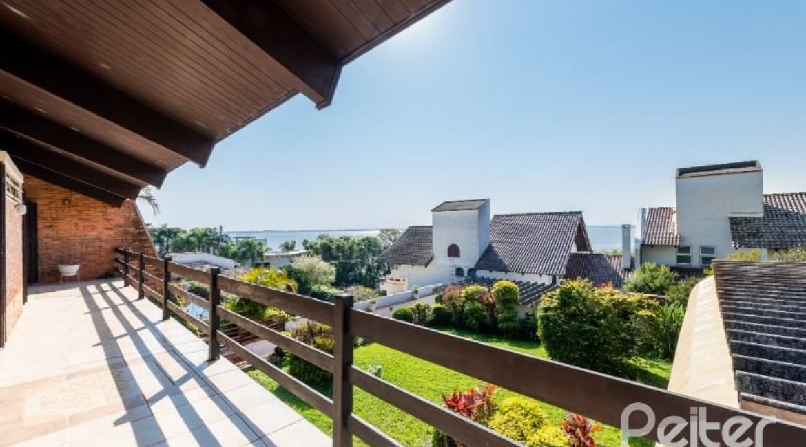 Casa à venda com 365m², 4 dormitórios, 3 suítes, 4 vagas, no bairro Vila Assunção em Porto Alegre