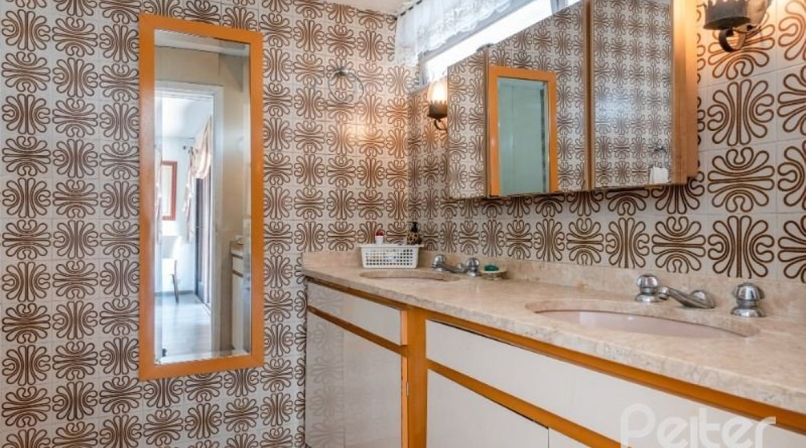 Casa à venda com 365m², 4 dormitórios, 3 suítes, 4 vagas, no bairro Vila Assunção em Porto Alegre