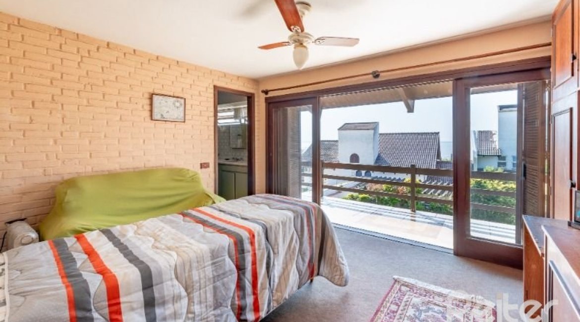 Casa à venda com 365m², 4 dormitórios, 3 suítes, 4 vagas, no bairro Vila Assunção em Porto Alegre