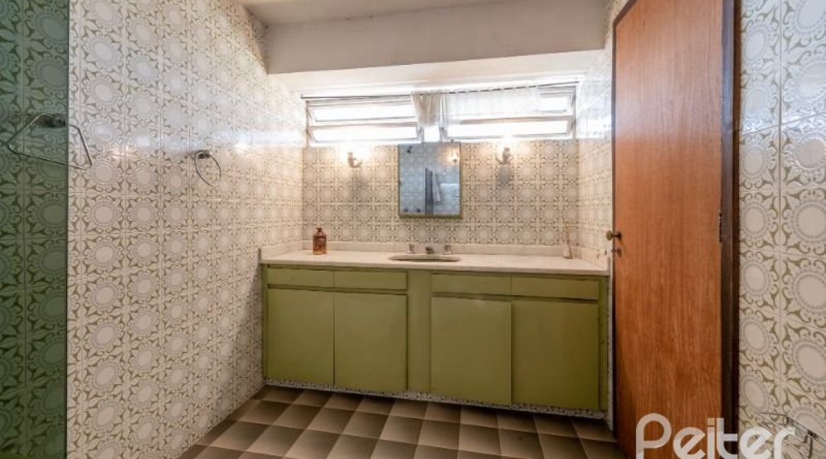 Casa à venda com 365m², 4 dormitórios, 3 suítes, 4 vagas, no bairro Vila Assunção em Porto Alegre