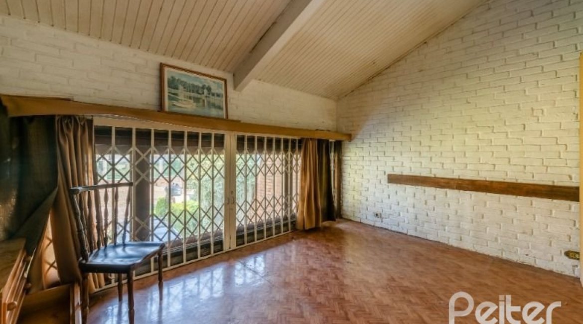 Casa à venda com 365m², 4 dormitórios, 3 suítes, 4 vagas, no bairro Vila Assunção em Porto Alegre