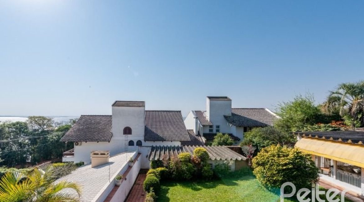 Casa à venda com 365m², 4 dormitórios, 3 suítes, 4 vagas, no bairro Vila Assunção em Porto Alegre