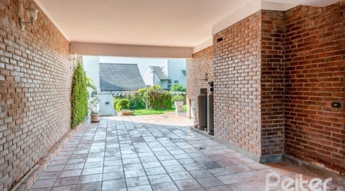 Casa à venda com 365m², 4 dormitórios, 3 suítes, 4 vagas, no bairro Vila Assunção em Porto Alegre