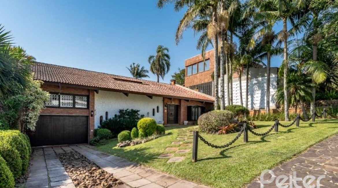 Casa à venda com 365m², 4 dormitórios, 3 suítes, 4 vagas, no bairro Vila Assunção em Porto Alegre