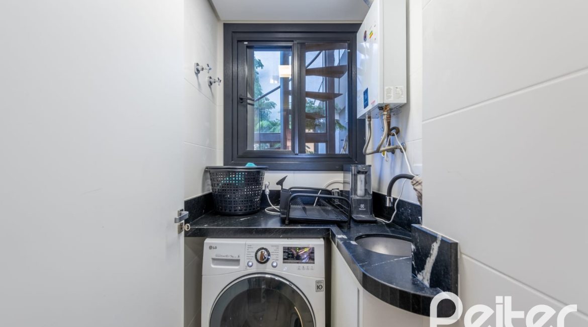 Cobertura à venda com 196m², 3 dormitórios, 1 suíte, 2 vagas, no bairro Tristeza em Porto Alegre