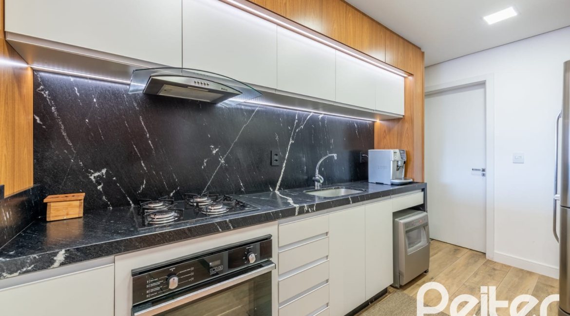 Cobertura à venda com 196m², 3 dormitórios, 1 suíte, 2 vagas, no bairro Tristeza em Porto Alegre