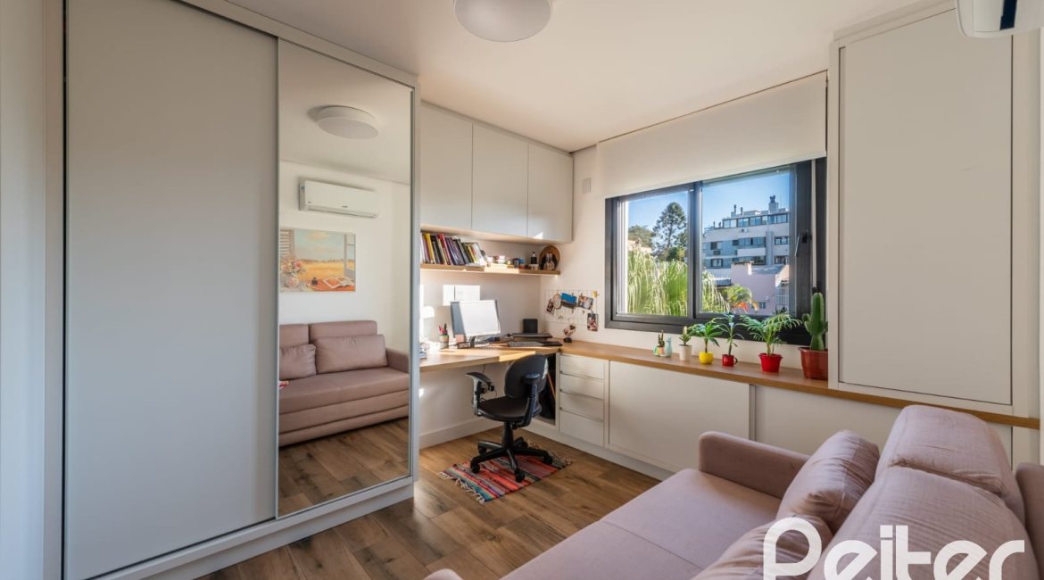 Cobertura à venda com 196m², 3 dormitórios, 1 suíte, 2 vagas, no bairro Tristeza em Porto Alegre