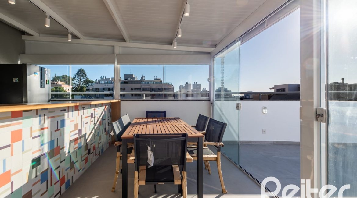 Cobertura à venda com 196m², 3 dormitórios, 1 suíte, 2 vagas, no bairro Tristeza em Porto Alegre