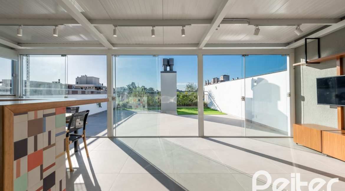 Cobertura à venda com 196m², 3 dormitórios, 1 suíte, 2 vagas, no bairro Tristeza em Porto Alegre