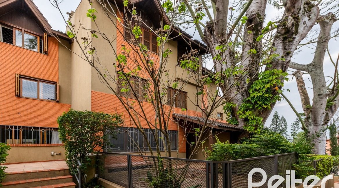 Casa em Condomínio à venda com 273m², 3 dormitórios, 3 suítes, 3 vagas, no bairro Vila Assunção em Porto Alegre