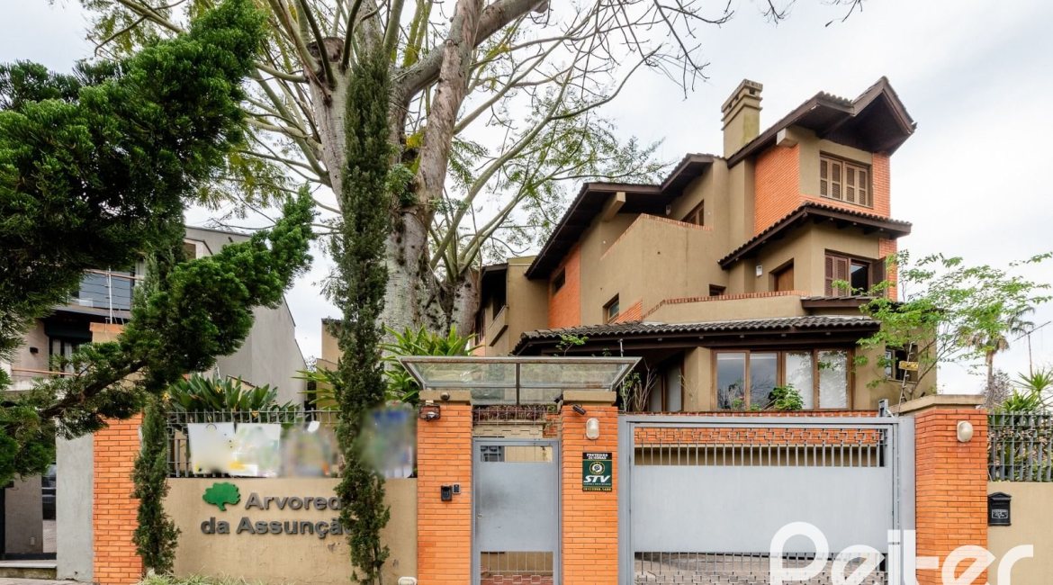 Casa em Condomínio à venda com 273m², 3 dormitórios, 3 suítes, 3 vagas, no bairro Vila Assunção em Porto Alegre