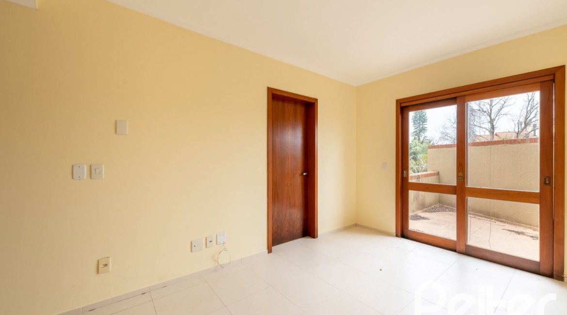 Casa em Condomínio à venda com 273m², 3 dormitórios, 3 suítes, 3 vagas, no bairro Vila Assunção em Porto Alegre