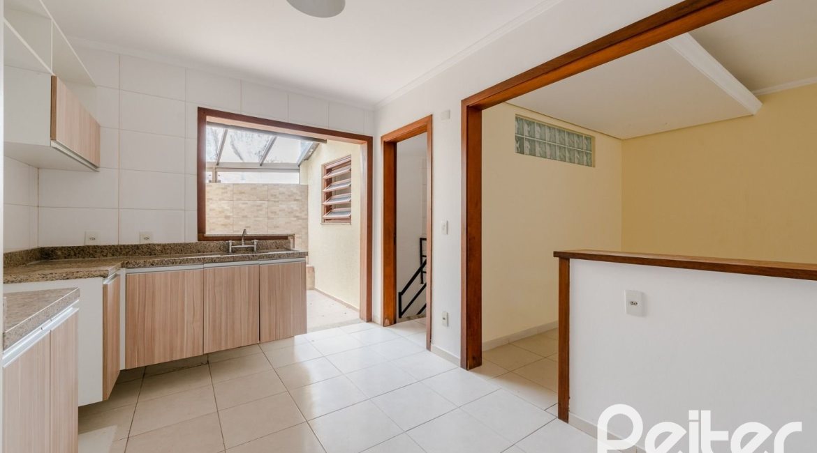 Casa em Condomínio à venda com 273m², 3 dormitórios, 3 suítes, 3 vagas, no bairro Vila Assunção em Porto Alegre