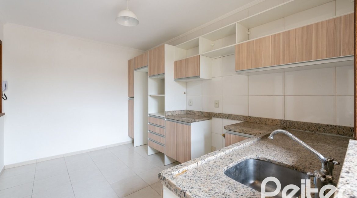 Casa em Condomínio à venda com 273m², 3 dormitórios, 3 suítes, 3 vagas, no bairro Vila Assunção em Porto Alegre