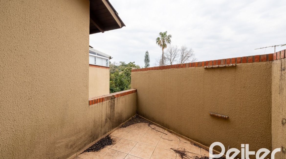 Casa em Condomínio à venda com 273m², 3 dormitórios, 3 suítes, 3 vagas, no bairro Vila Assunção em Porto Alegre