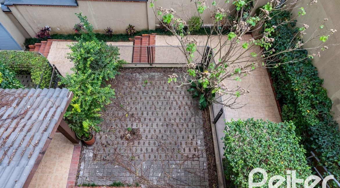 Casa em Condomínio à venda com 273m², 3 dormitórios, 3 suítes, 3 vagas, no bairro Vila Assunção em Porto Alegre